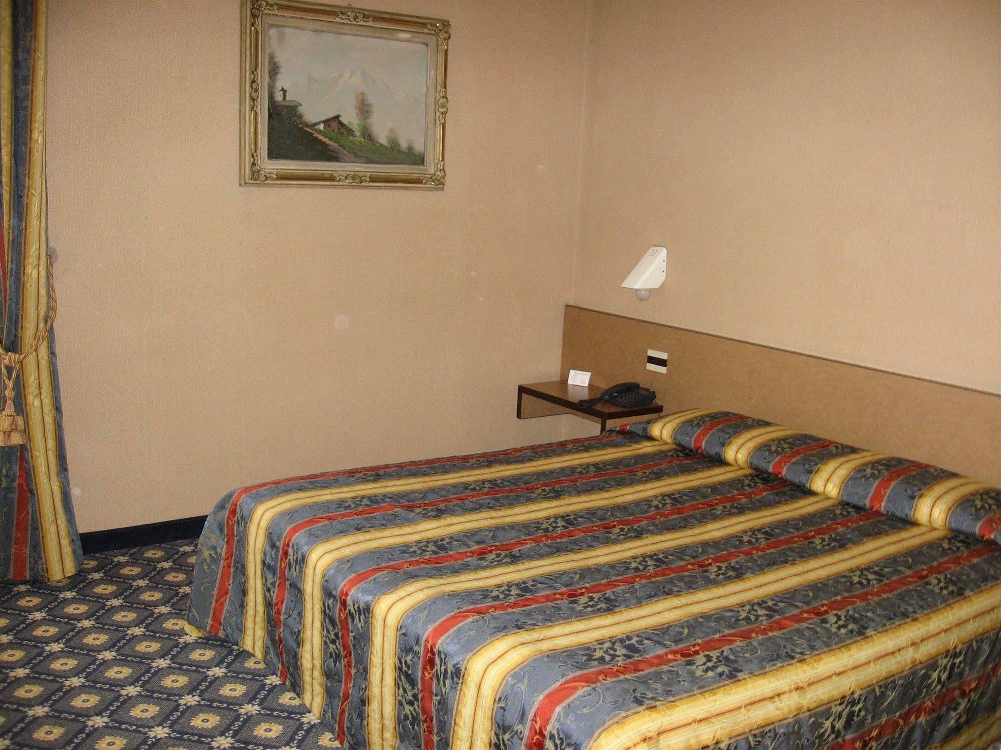 Hotel Plaza San Martino Siccomario Bagian luar foto